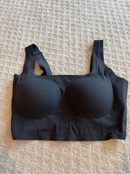 SKIMS Other - SKIMS black square neck seamless molded-cup wireless bra with wide straps.